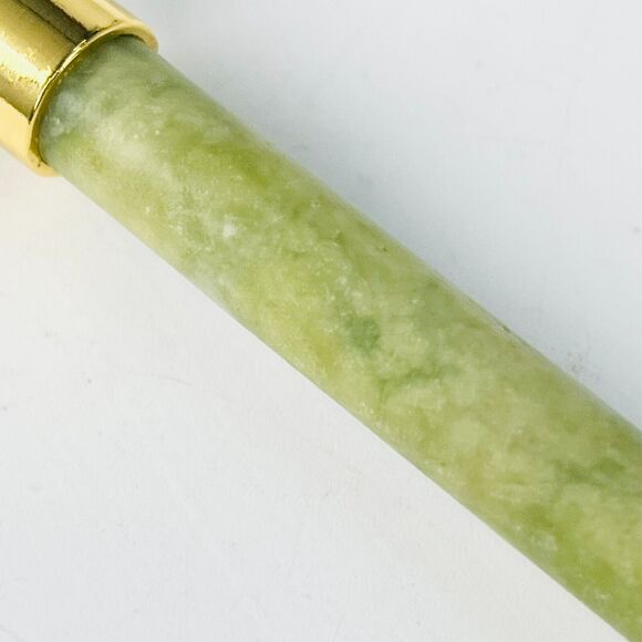 Jade Facial Eye Contour De-puffing Massaging Roller Tool Smooth Cooling New - Picture 4 of 4